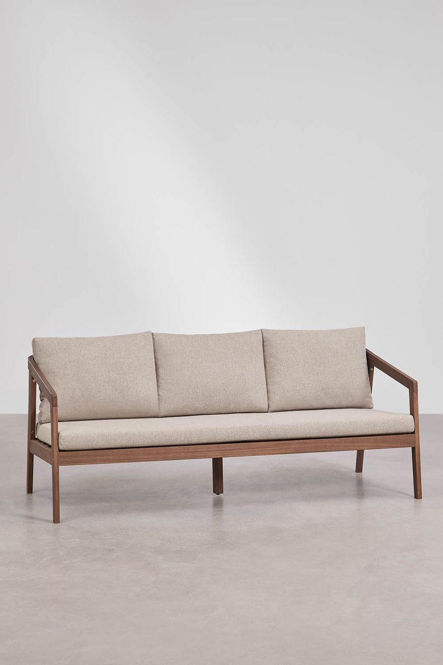 Canapé trois places en bois foncé et tissu beige, vu de trois quarts sur sol gris.