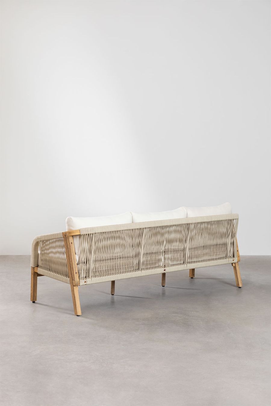 Dos du canapé Dubai en cordage beige tressé, coussins blancs visibles au-dessus, pieds en bois.