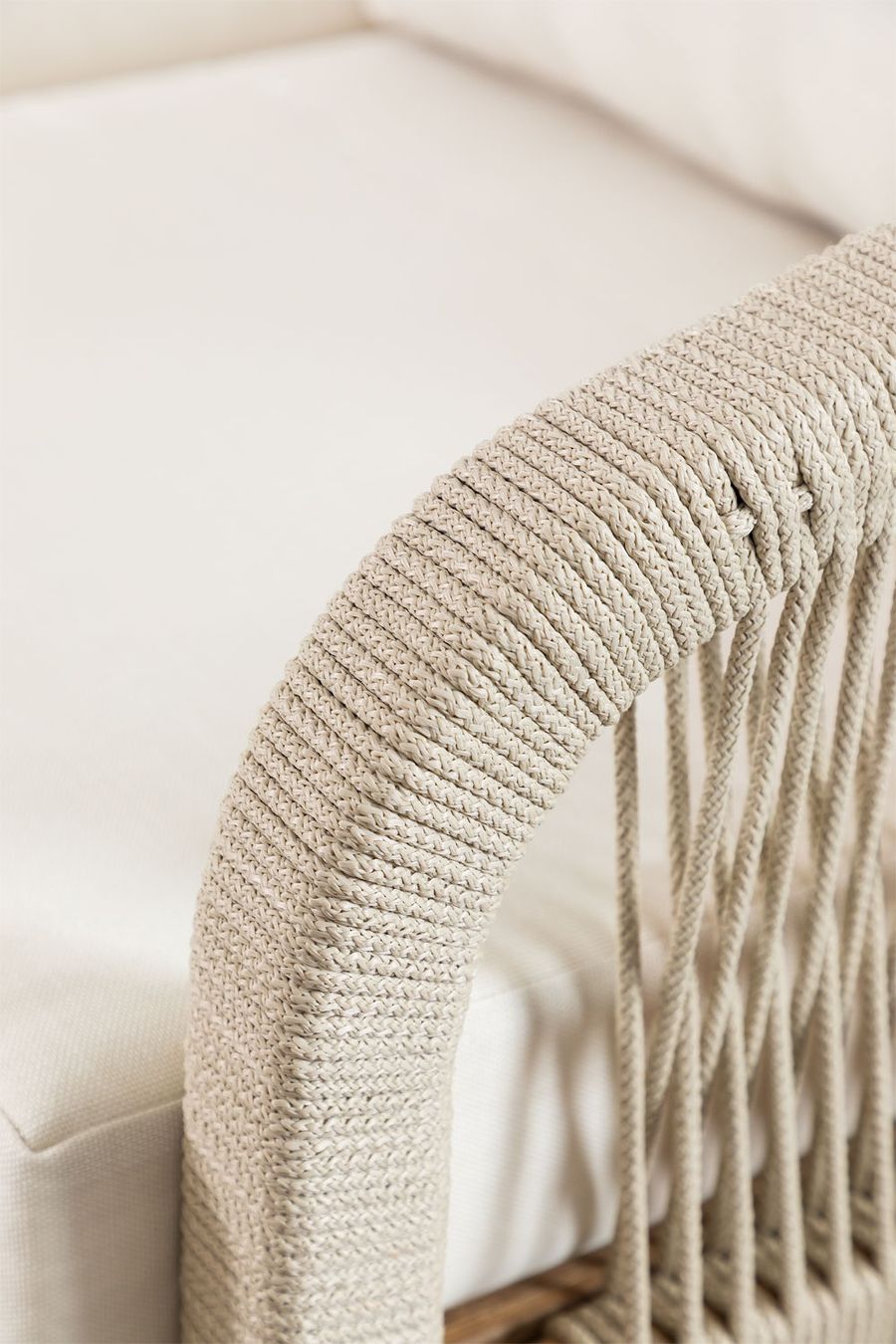 Gros plan du cordage beige tressé enroulé autour de l'accoudoir arrondi du canapé Dubai.