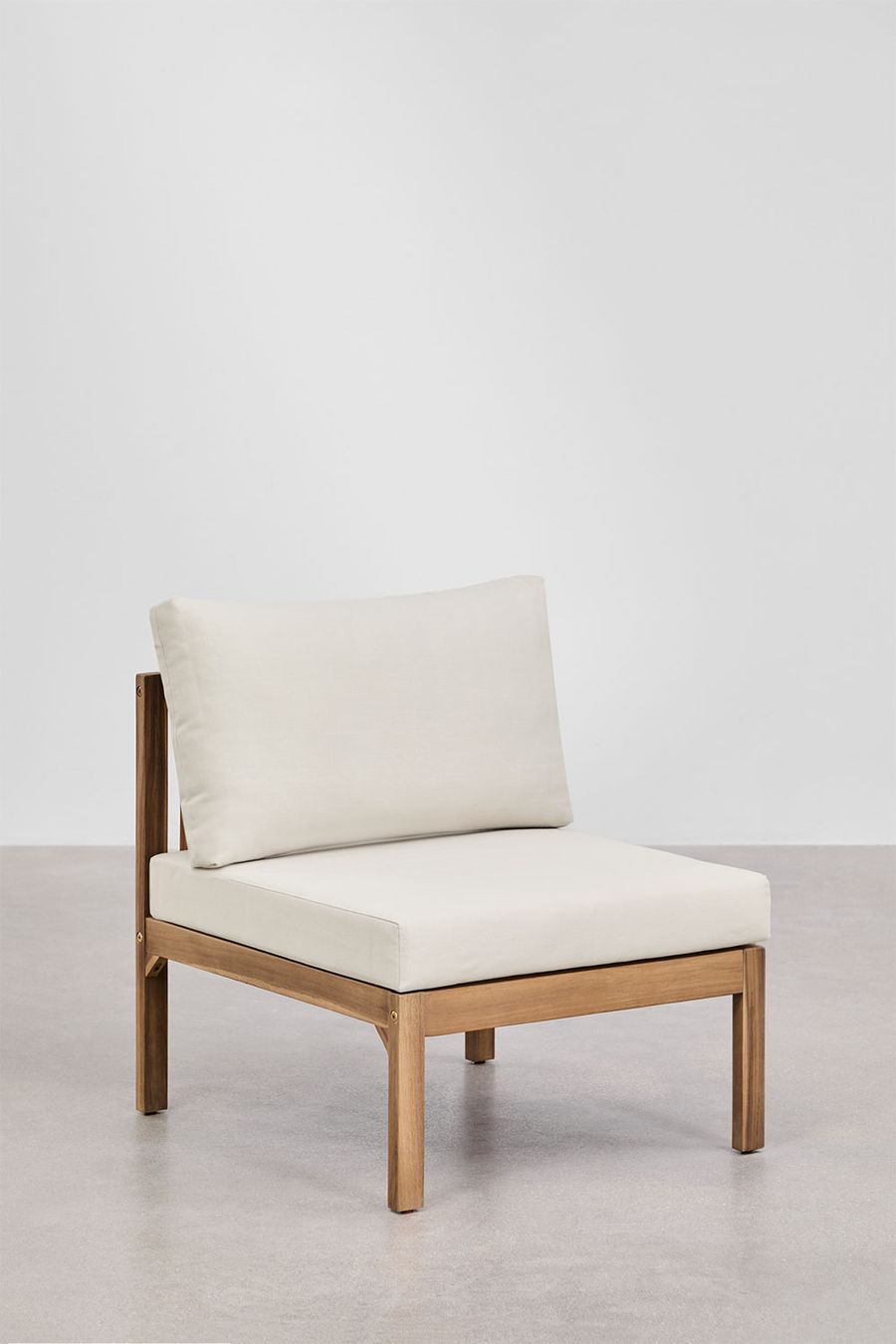Un module du canapé Branson en bois d'acacia avec coussin d'assise et dossier crème, vu de trois quarts.