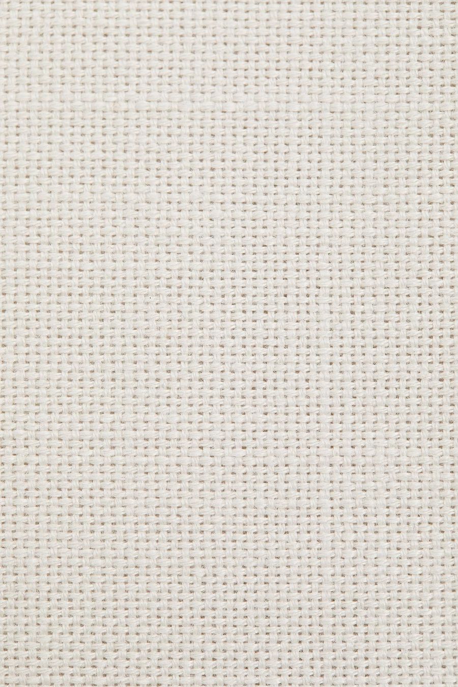 Gros plan d'un tissu crème à petit tissage régulier, surface plate et légèrement texturée.