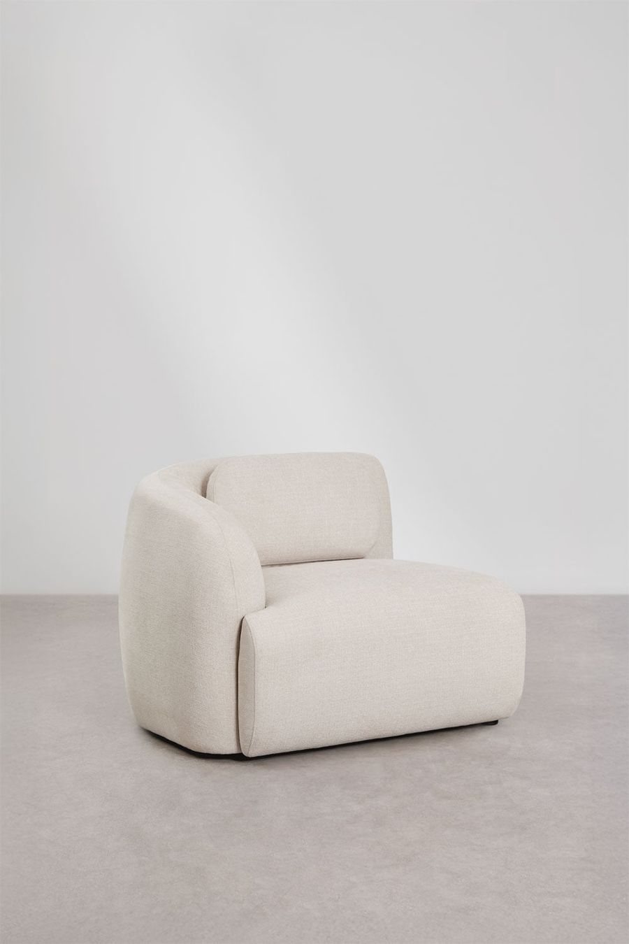 Module d'angle du canapé Coquette beige crème, vu de trois quarts, avec accoudoir à gauche.