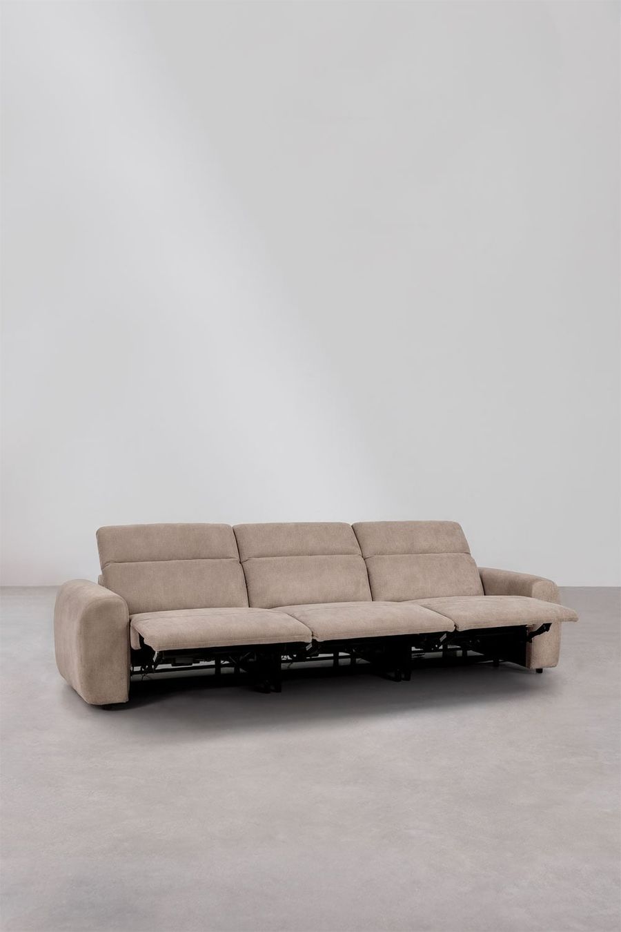 Canapé Peggy beige avec les assises inclinées et les repose-pieds déployés, mécanisme noir visible dessous.