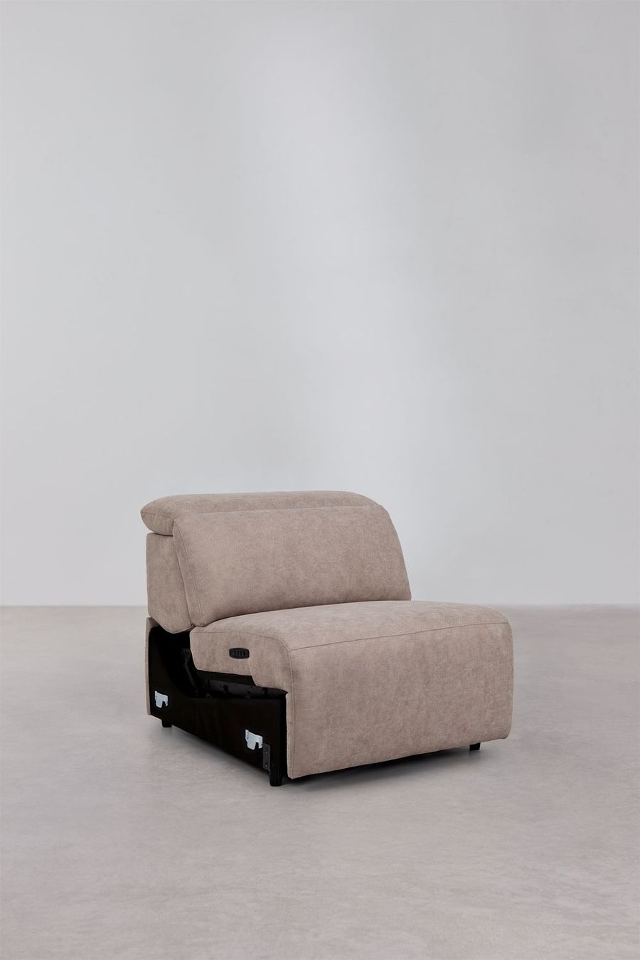 Module central du canapé Peggy beige, assise relevée, boîtier électrique et mécanisme noir sous l'assise.