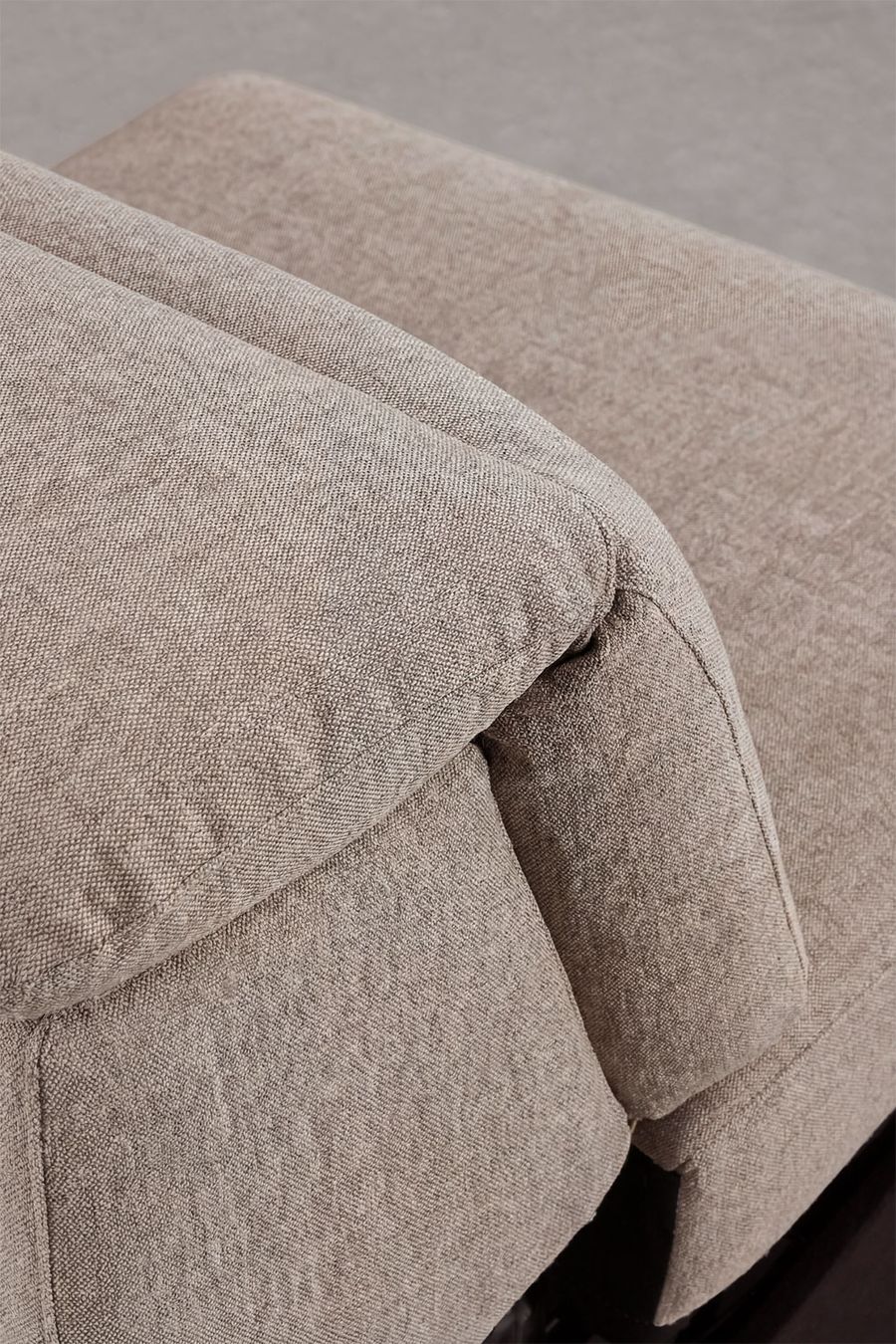 Gros plan du tissu beige chiné et du dossier rembourré du canapé Peggy.
