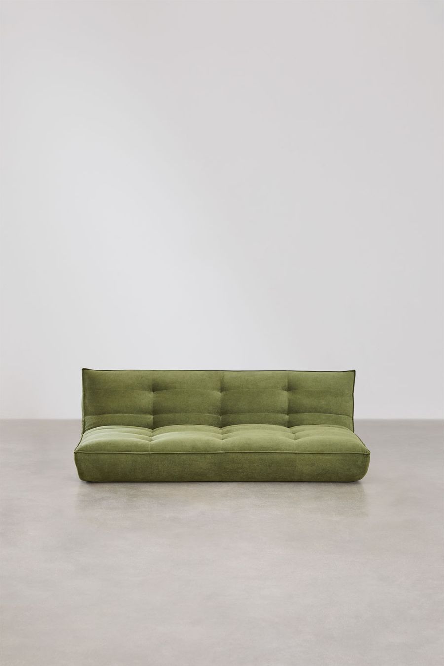 Canapé Mati vert olive vu de face sur sol béton, dossier et assise matelassés.