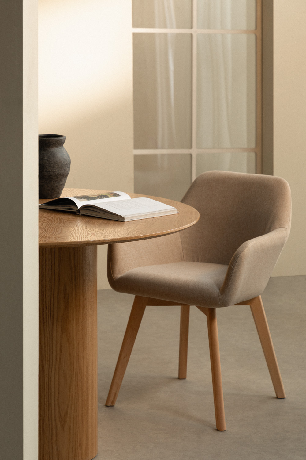 Beige gepolsterte Esszimmerstühle aus Samt | Strukturiert
