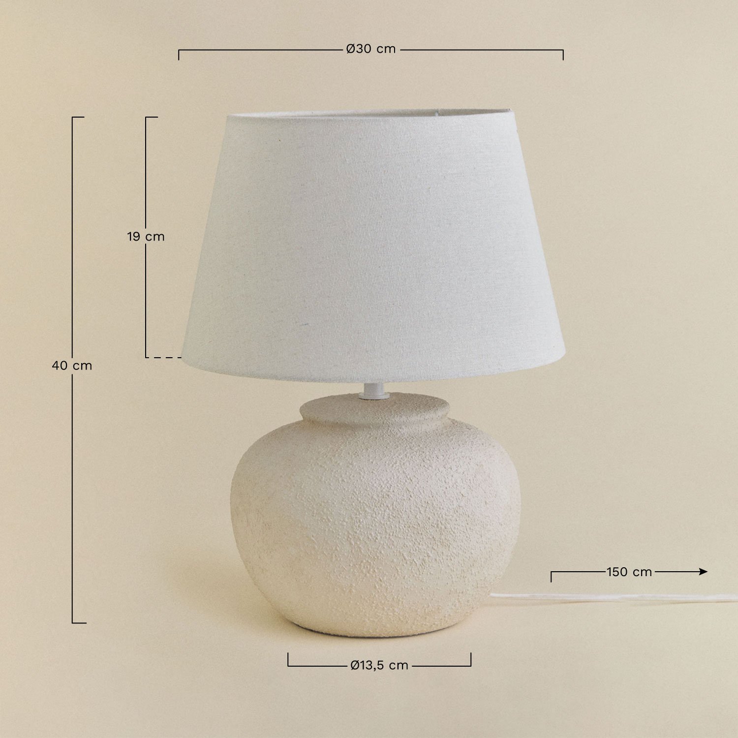 Kenaris Tischlampe aus Keramik und Leinen, MA&szlig;E