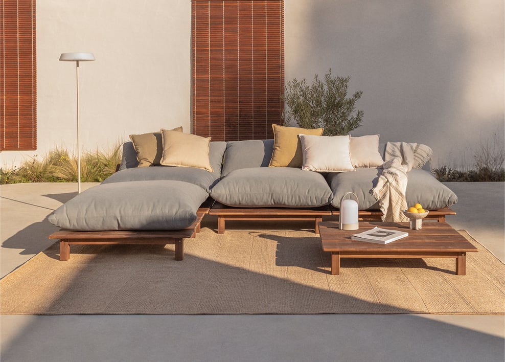 Gartenset mit 3-teiligem modularen Liegesofa für den Garten mit Couchtisch und Pouf aus Brina-Akazienholz