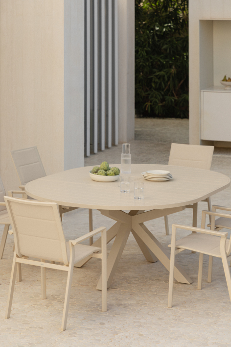 Set aus ausziehbarem Tisch 145-200x145 cm Barces und 6 stapelbaren Gartenstühlen mit Armlehnen aus Aluminium Karena - Beige Tapioca