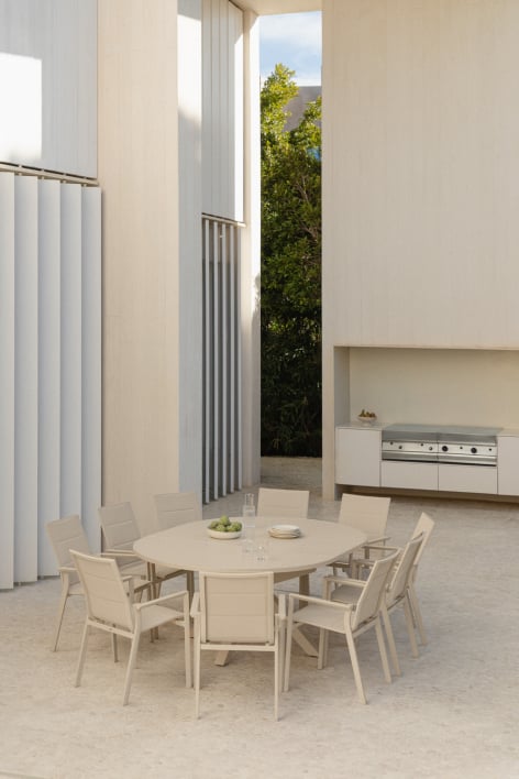 Set aus ausziehbarem Tisch 145-200x145 cm Barces und 10 stapelbaren Gartenstühlen mit Armlehnen aus Aluminium Karena