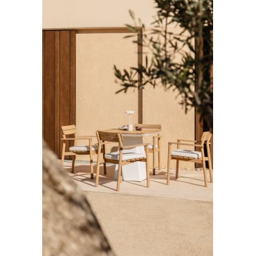 Set Aus Quadratischem Tisch 90x90 Cm Aus Aluminium Und Teakholz Inkeri Und 4 Gartenstühlen Mit Armlehnen Aus Holz Saira Teakholz - Sklum