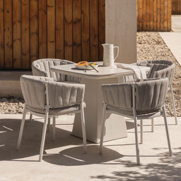 Set Aus Quadratischem Tisch 90x90 Cm Aus Sinterstein Und Inkeri-aluminium Und 4 Gartenstühlen Aus Aluminium Und Roderise-stoff Weiss - Sklum