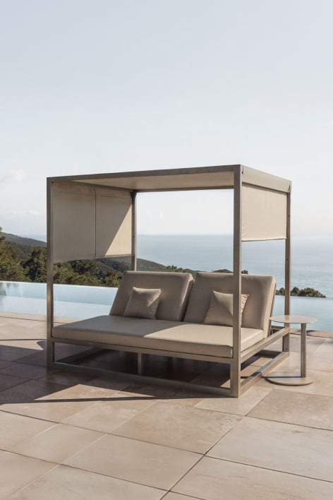 Liegendes balinesisches Bett aus Aluminium und Nasau-Stoff