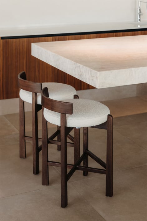 Barhocker 65 cm aus dunklem Eichenholz und weißem Bouclé-Stoff Manila