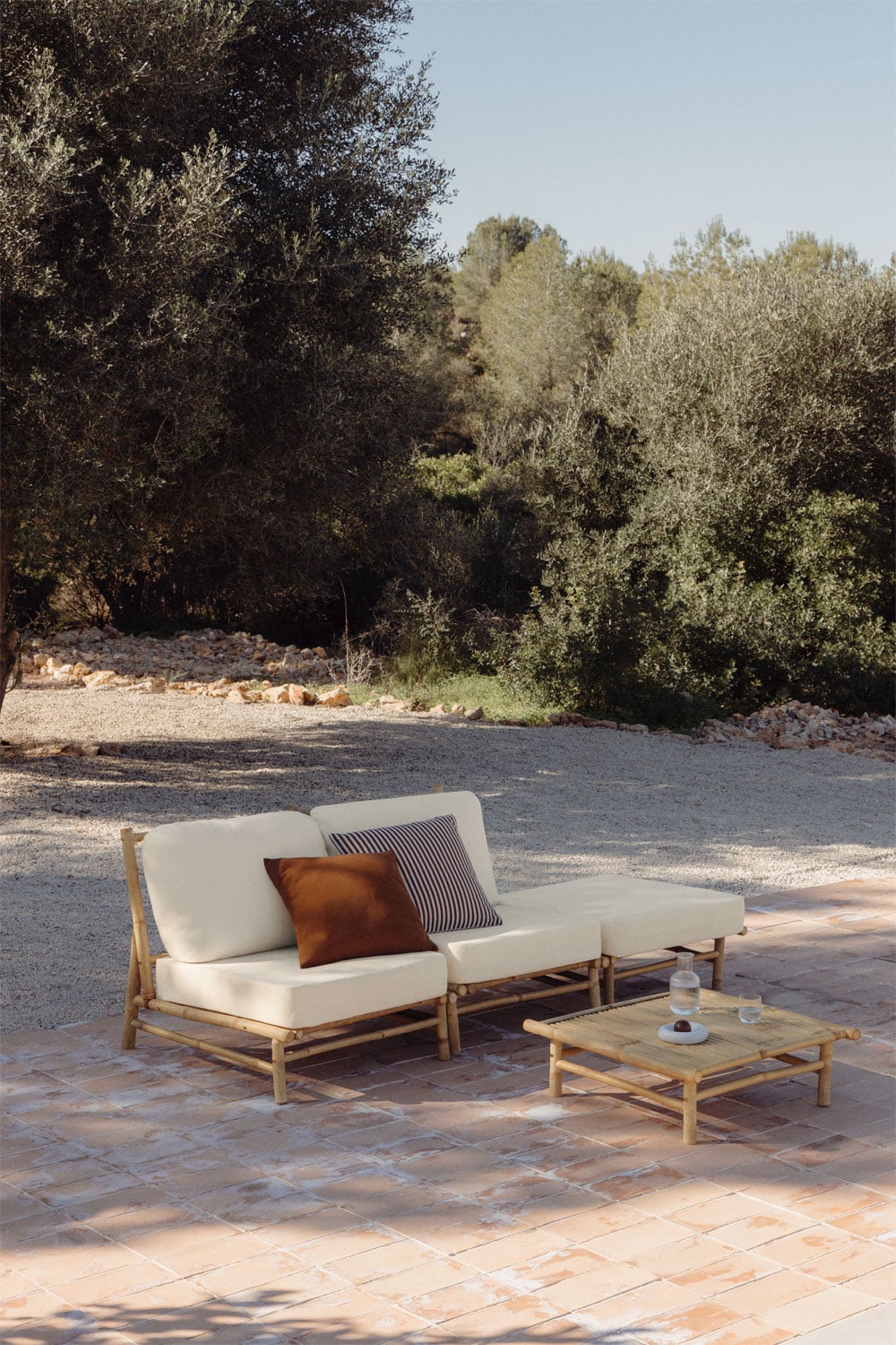 Garten-Set mit 2-teiliger modularer Sofa, Hocker und quadratischem  Couchtisch 75x75 cm aus Bambus Isendra - SKLUM