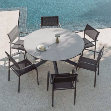 Set Aus Ausziehbarem Aluminiumtisch Begur 145-200x145 Cm Und 6 Stapelbaren Gartenstühlen Mit Armlehnen Aus Aluminium Olenia Grau Graphit - Sklum