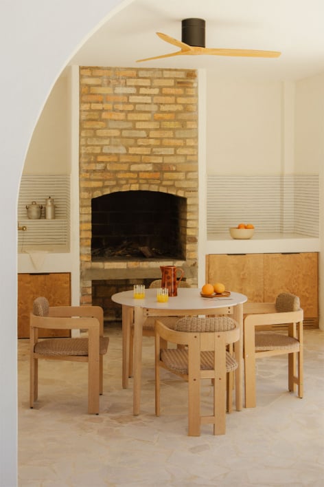 Set aus rundem Tisch Ø100 cm aus Zement Xajul und 4 Gartenstühlen aus Akazienholz und synthetischem Rattan Ginara