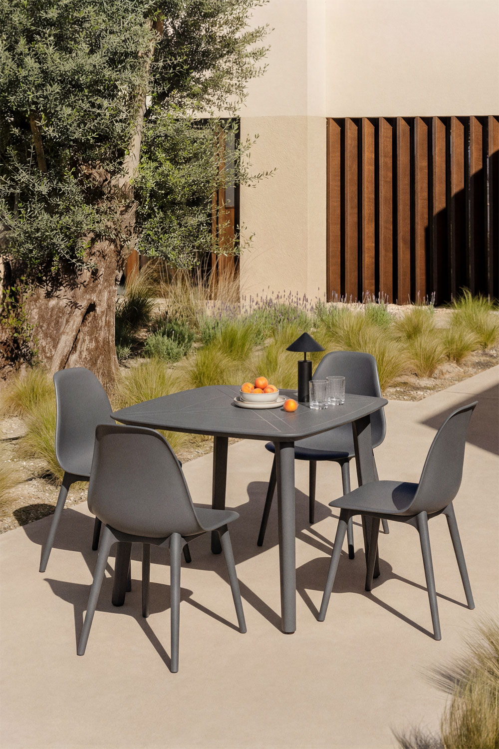 Set aus quadratischem Tisch 85x85 cm und 4 Gartenstühlen aus Polypropylen Scand