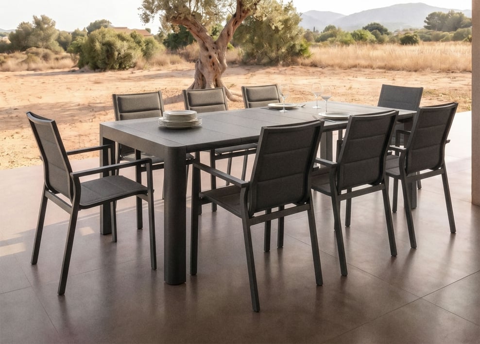 Set aus rechteckigem Arnadine-Tisch (220 x 100 cm) und 8 stapelbaren Gartenstühlen aus Karena-Aluminium