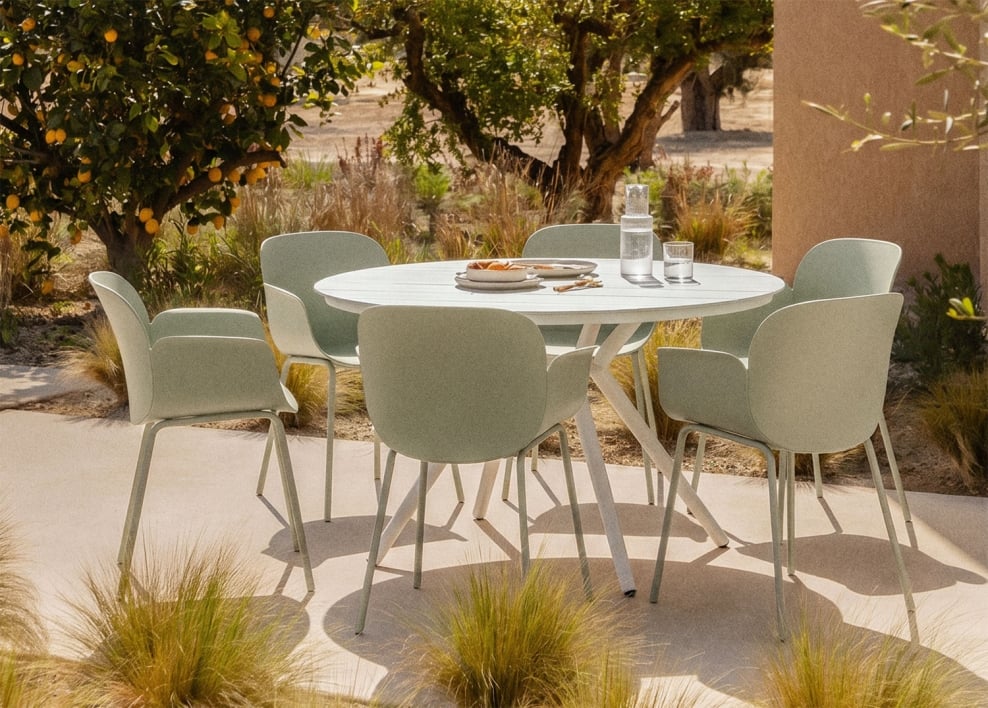 Runder Esstisch Ø125 cm aus Aluminium Valerie und 6 Gartenstühle aus Polypropylen und Stahl Lynette