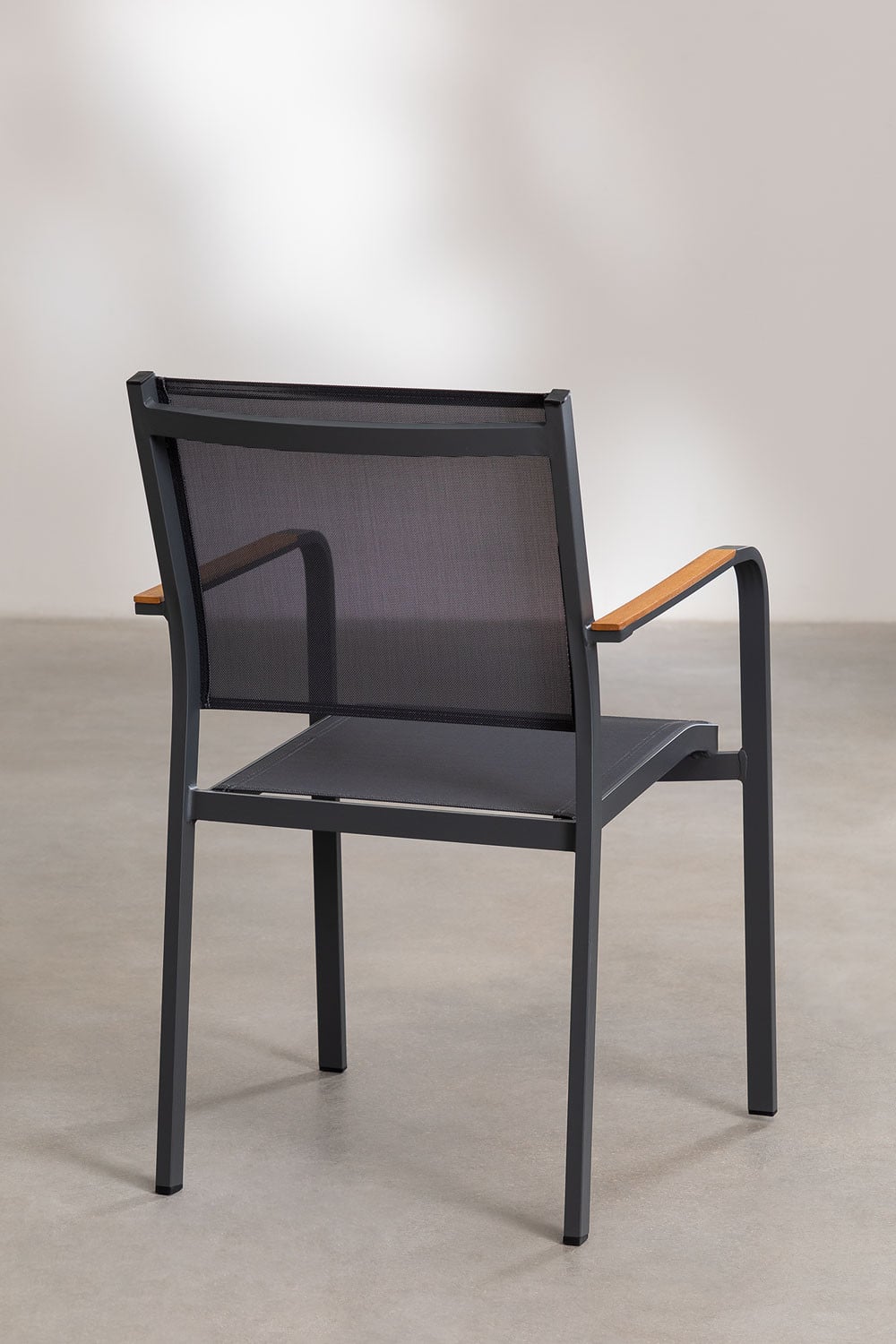 Set aus rundem Tisch Ø140 cm aus Eukalyptusholz und 6 stapelbaren Gartenstühlen aus Aluminium Archer, Galeriebild 8