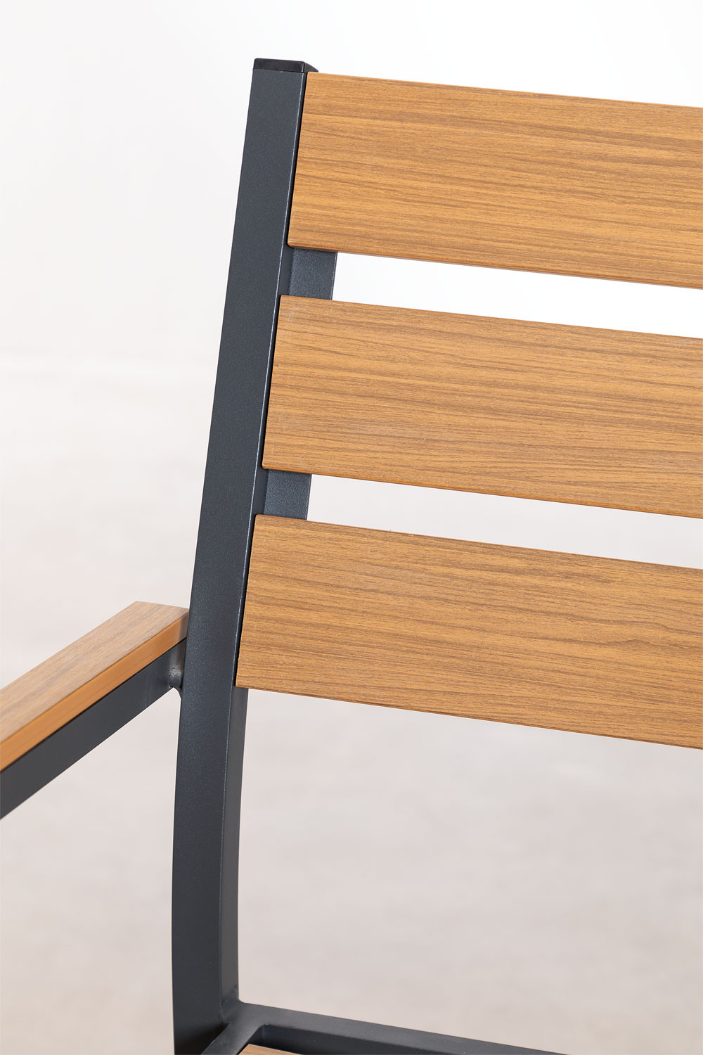 4er Set stapelbare Gartenstühle mit Armlehnen Saura SKLUM