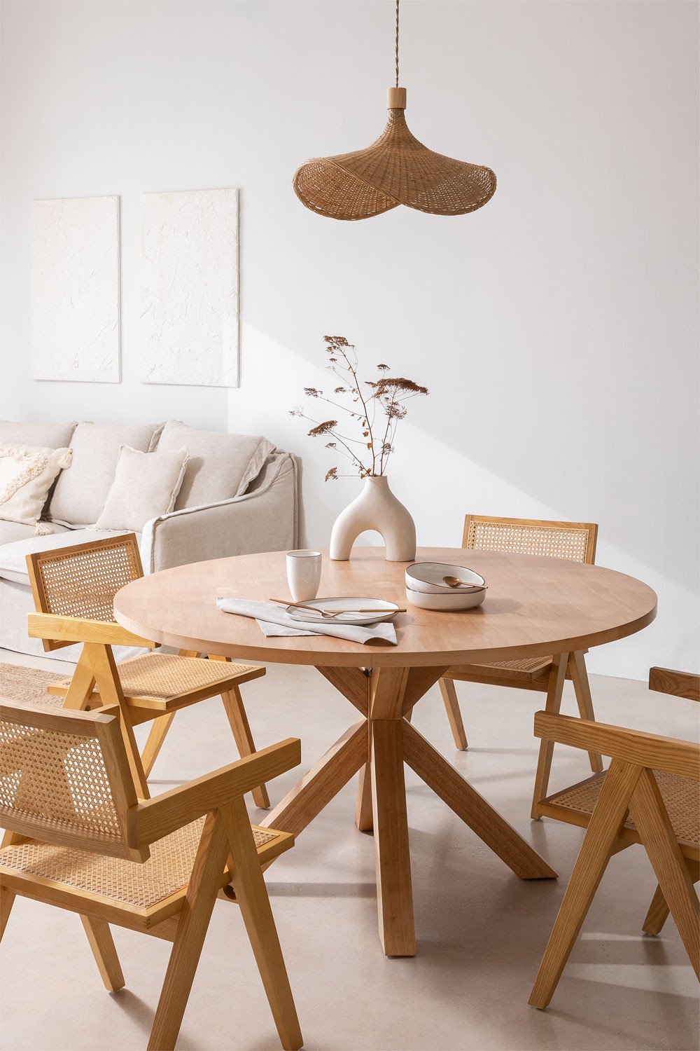 Set aus rundem MDF-Esstisch (Ø140 cm) Pleven und 4 Stühlen mit Armlehnen im Lali-Stil aus Eschenholz und Rattan, Galeriebild 1
