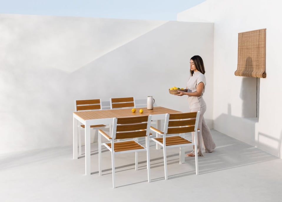 Set aus ausziehbarem rechteckigem Aluminiumtisch (150–197 x 90 cm) und 4 stapelbaren Gartenstühlen mit Saura-Armlehnen