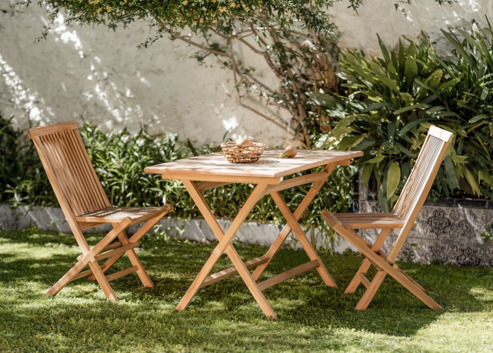 Set aus rechteckigem Tisch (120 x 70 cm) und 2 klappbaren Gartenstühlen aus Pira-Teakholz