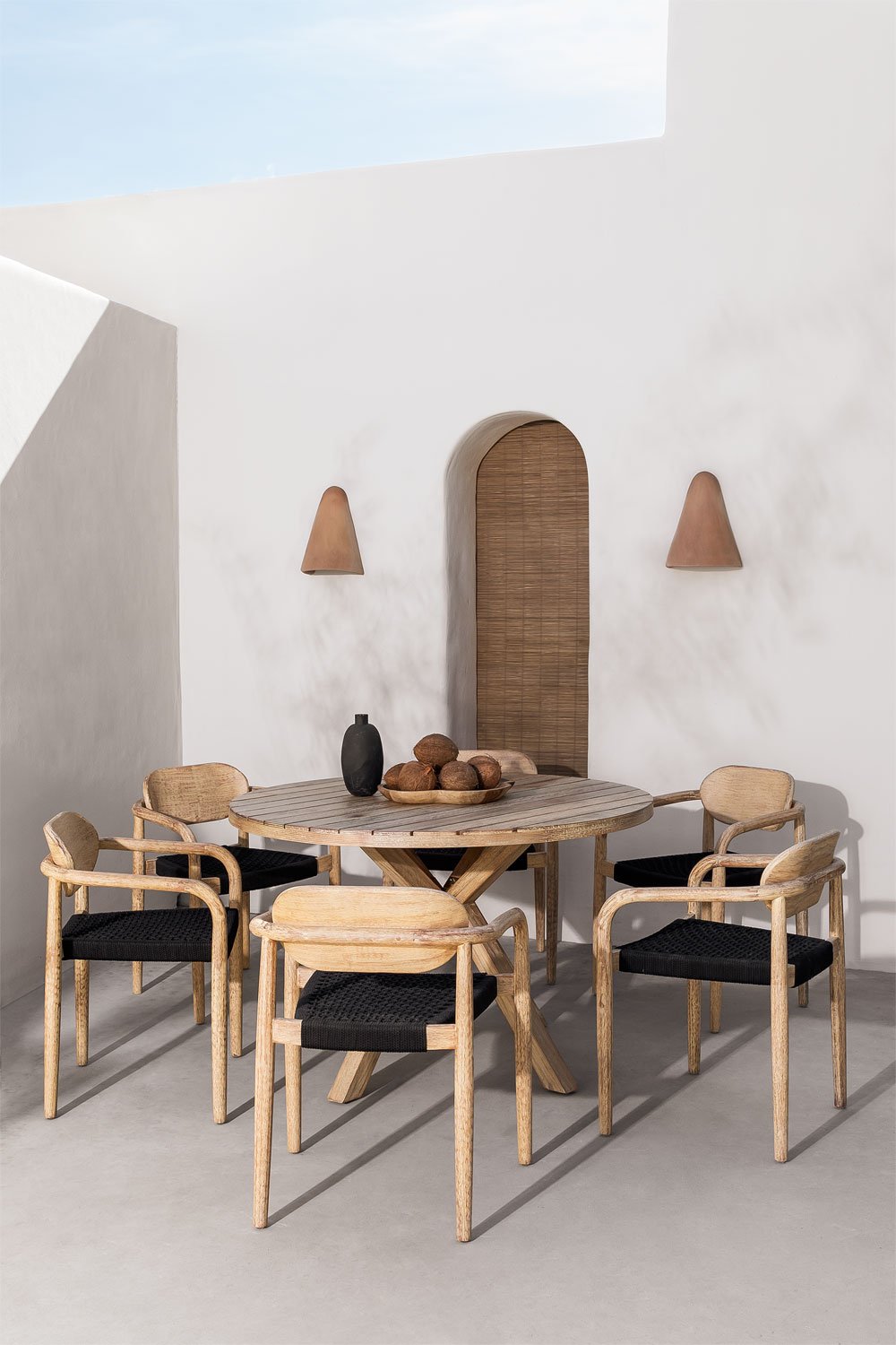 Esszimmergarnitur mit rundem Tisch (Ø 120 cm) und 6 Gartenstühlen mit Armlehnen aus Holz Naele, Galeriebild 1