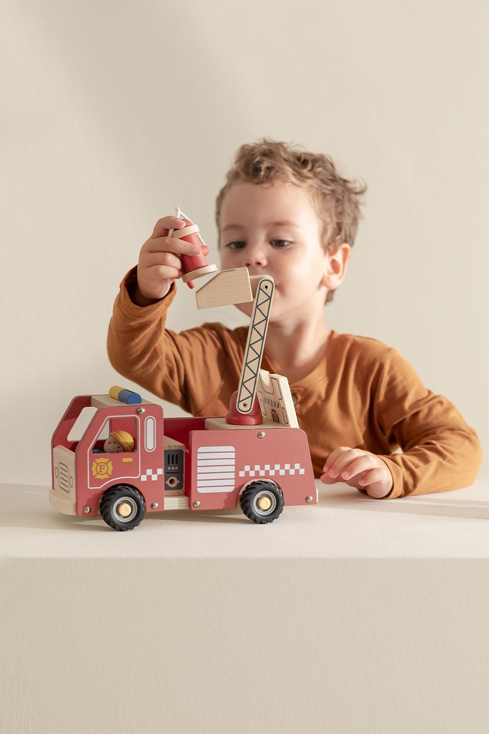 Feuerwehrauto aus Holz Kenan Kids, Galeriebild 1