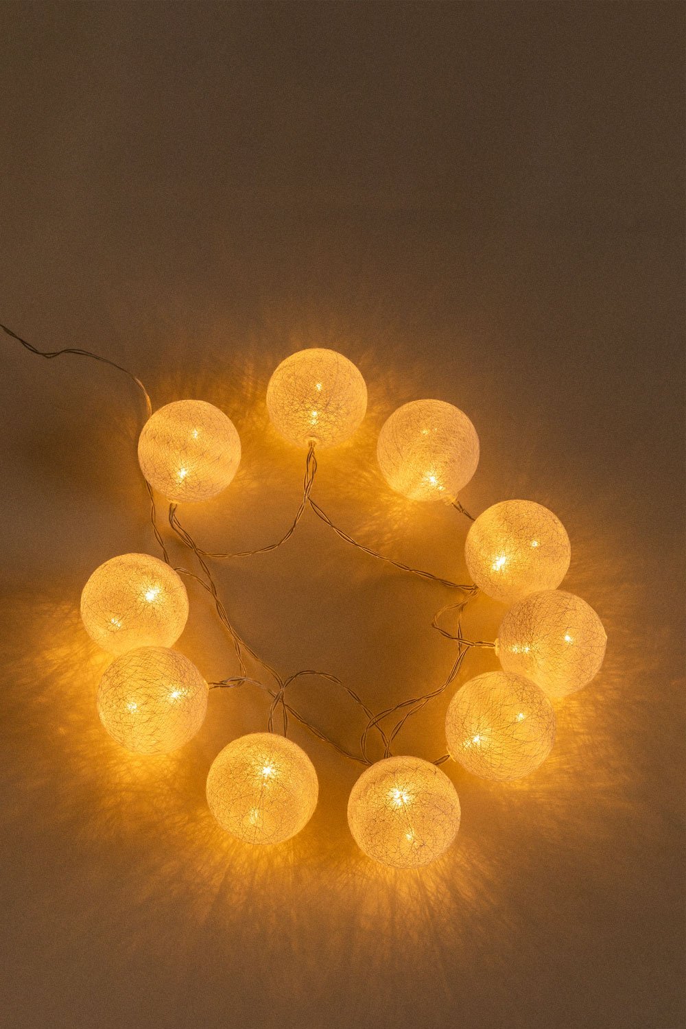 Dekorative Girlande aus weißen LED-Lichtern (1,80 m - 4,50 m) Adda, Galeriebild 1