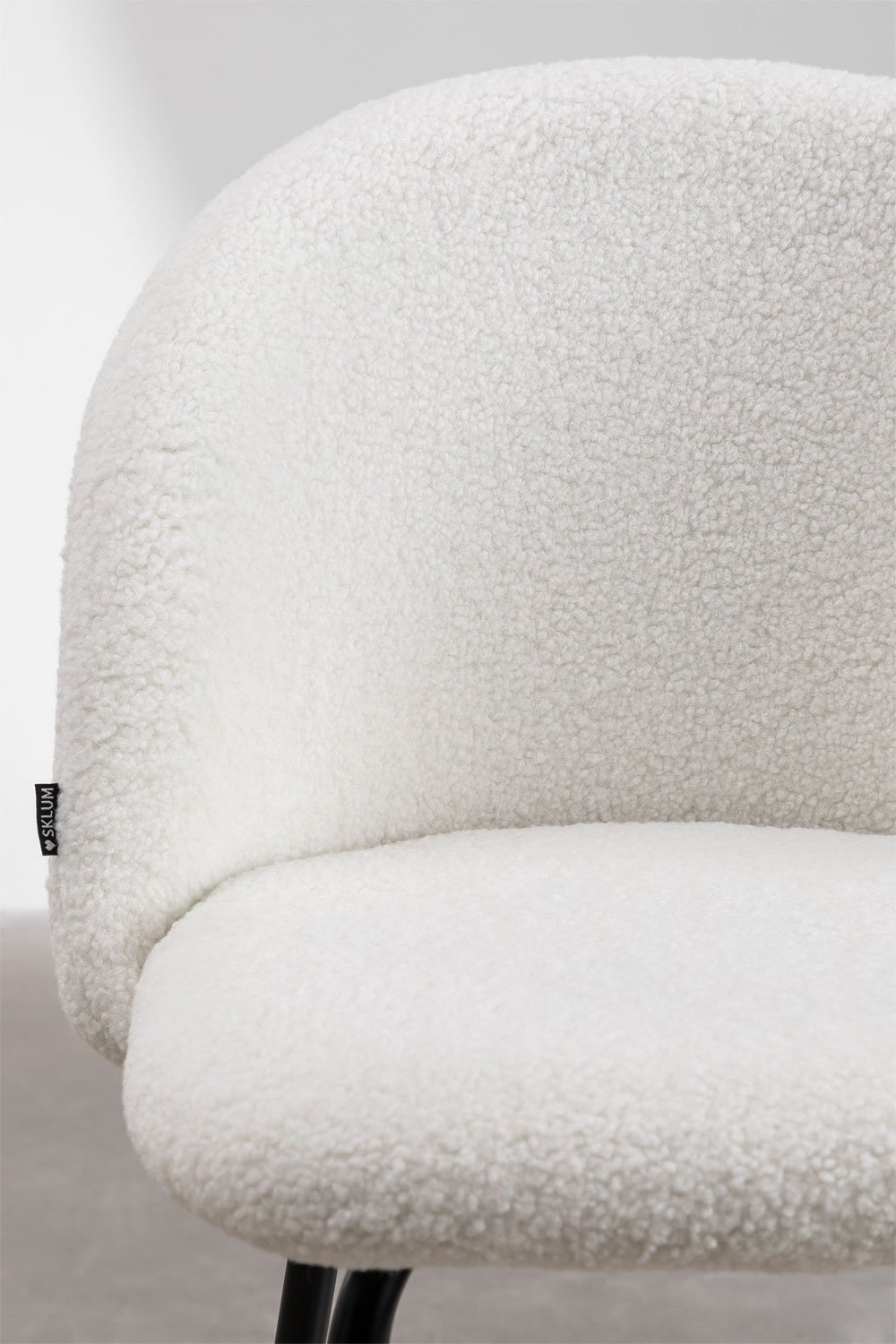 Barhocker 65 cm aus weißem Schaffell und schwarzen Beinen Kana Design, Galeriebild 4