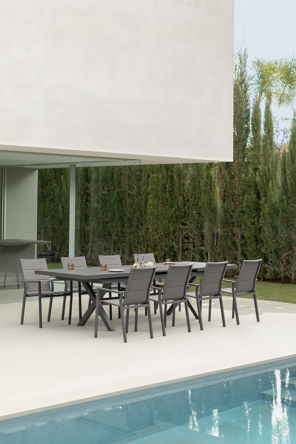 Set aus ausziehbarem rechteckigem Gartentisch (240–300 x 100 cm) und 8 stapelbaren Aluminium-Gartenstühlen Karena, Galeriebild 1