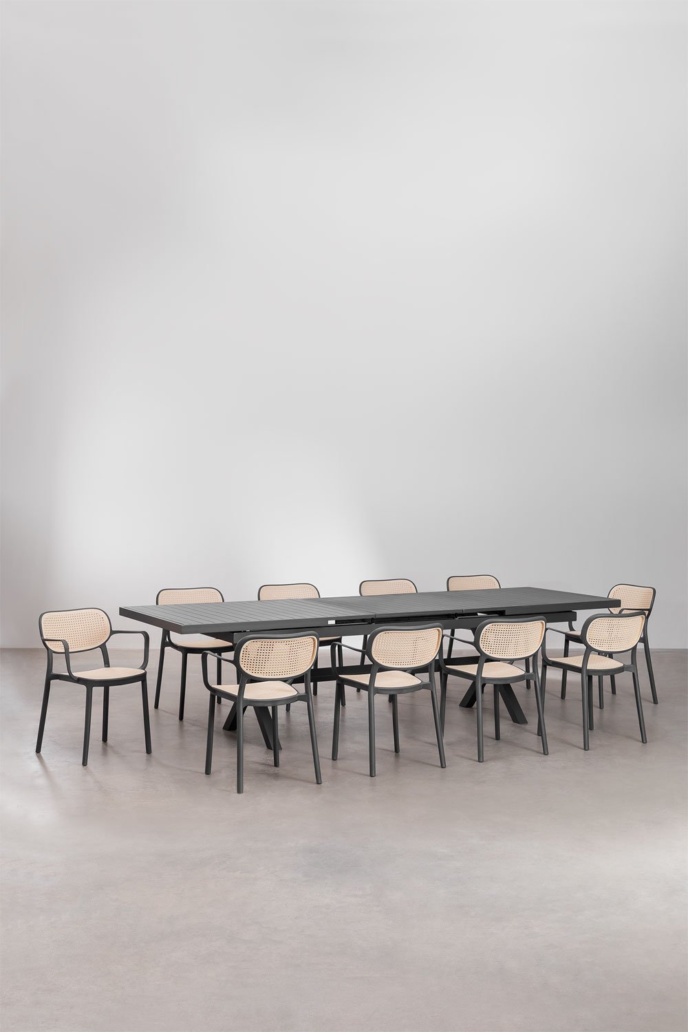Set aus ausziehbarem rechteckigem Aluminium-Gartentisch (240–300 x 100 cm) Karena und 10 Gartenstühlen mit Armlehnen Omara, Galeriebild 1