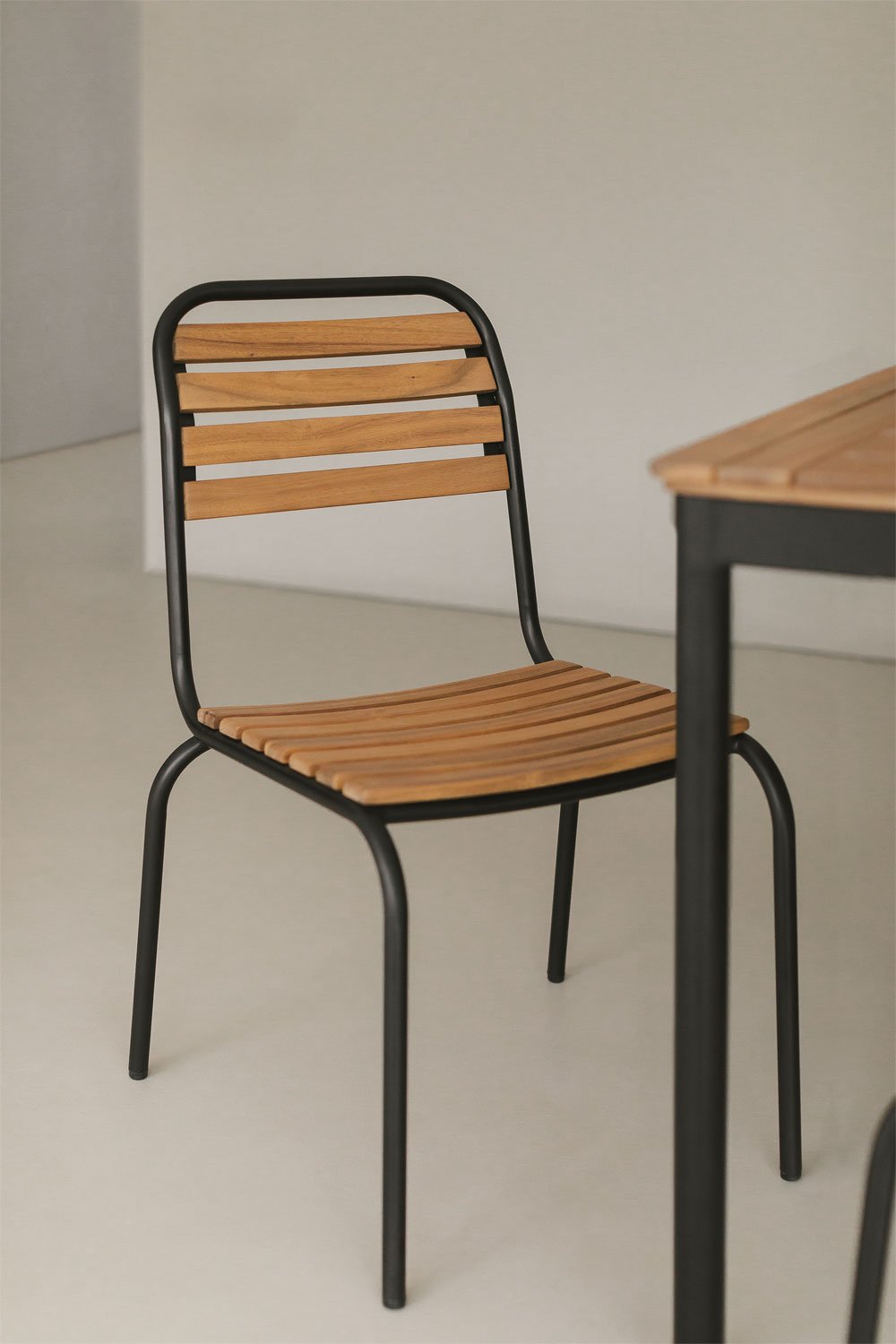 Packung mit 2 stapelbaren Esszimmerstühlen aus Stahl und Akazienholz Artus, Galeriebild 1