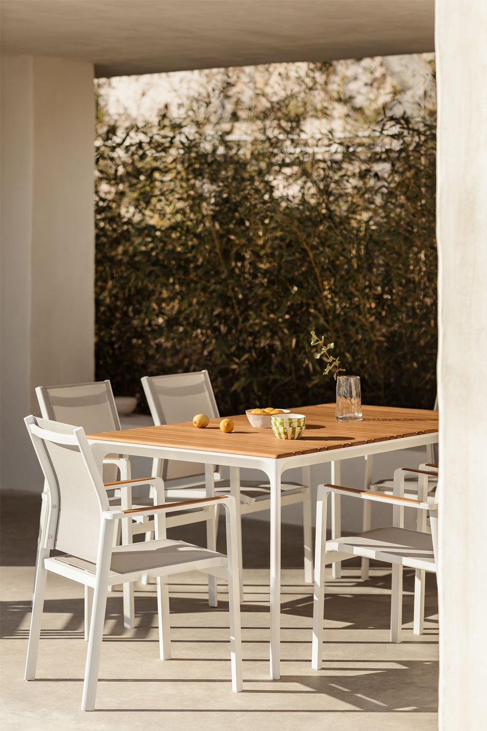 Set aus rechteckigem Katiana-Tisch aus Aluminium und Teakholz (160 x 90 cm) und 6 Aluminium-Gartenstühlen Elvira, Galeriebild 1