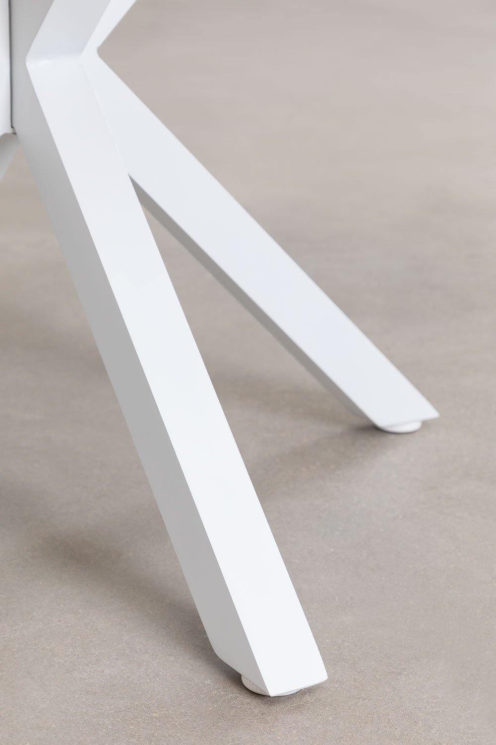 Runder Gartentisch aus Eukalyptusholz und Aluminium Archer, Galeriebild 7