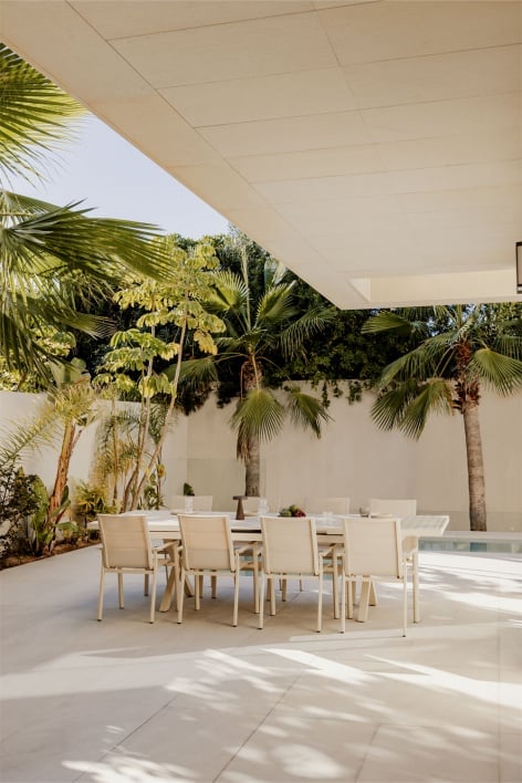 Karena rechteckiges ausziehbares Tischset 240-300x100 cm und 8 stapelbare Gartenstühle mit Aluminiumarmlehnen