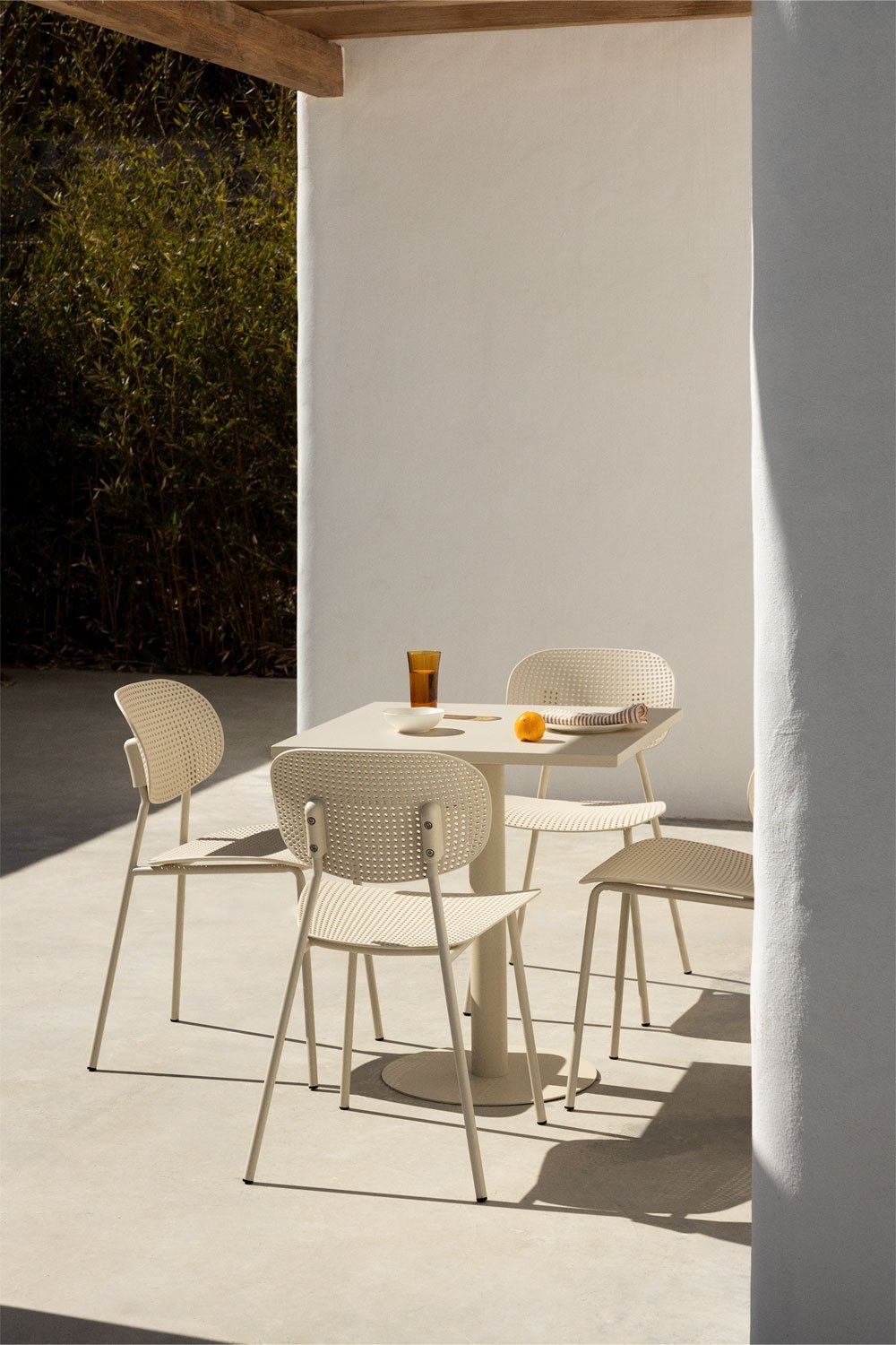 Quadratisches Mizzi-Tischset 70x70 cm und 4 Tupah-Gartenstühle, Galeriebild 1