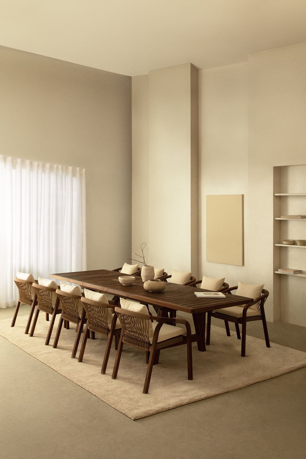 Rechteckiges ausziehbares Tischset (200–300 x 100 cm) und 10 Esszimmerstühle mit Armlehnen aus Dubai-Akazienholz, Galeriebild 1