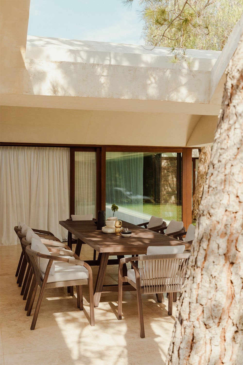Rechteckiges ausziehbares Tischset (200–300 x 100 cm) und 10 Gartenstühle mit Armlehnen aus Dubai-Akazienholz, Galeriebild 1
