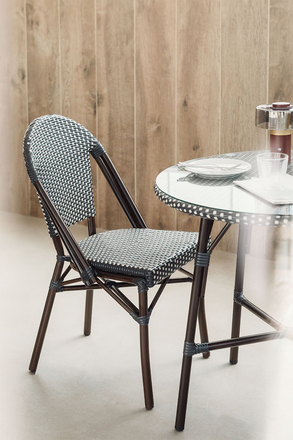 Stapelbarer Esszimmerstuhl Brielle Bistro aus Aluminium und synthetischem Rattan, Galeriebild 1