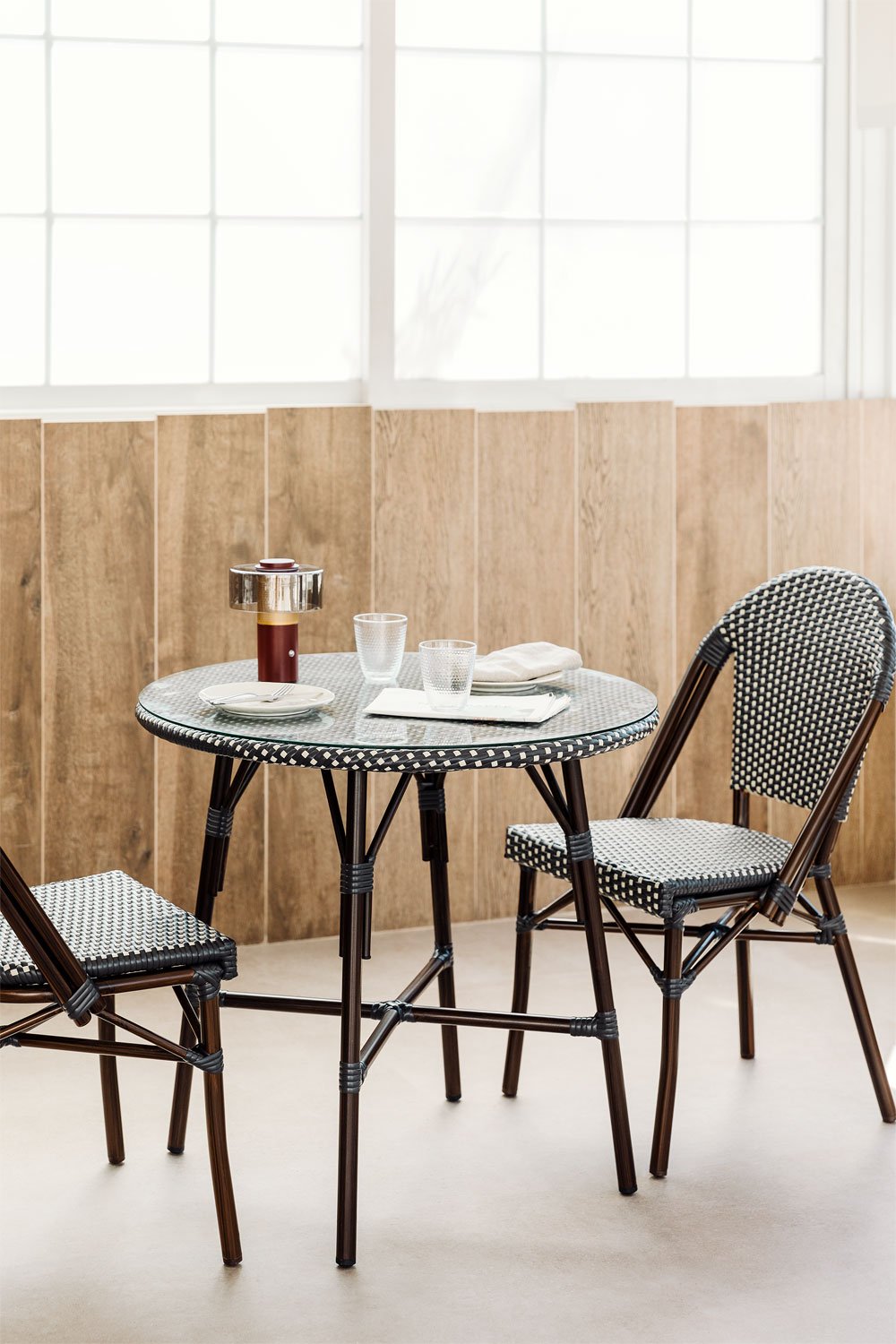 Rundes Tischset Ø80 cm und 2 stapelbare Esszimmerstühle aus Aluminium und synthetischem Rattan Brielle Bistro, Galeriebild 1