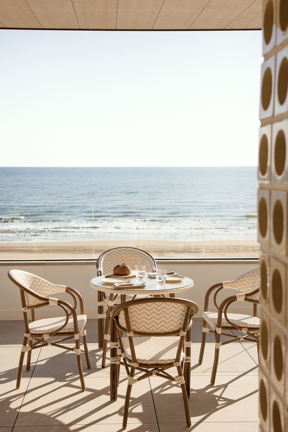 Set aus rundem Tisch (Ø80 cm) und 4 stapelbaren Gartenstühlen mit Armlehnen im Aluminium-Brielle Bistro, Galeriebild 1