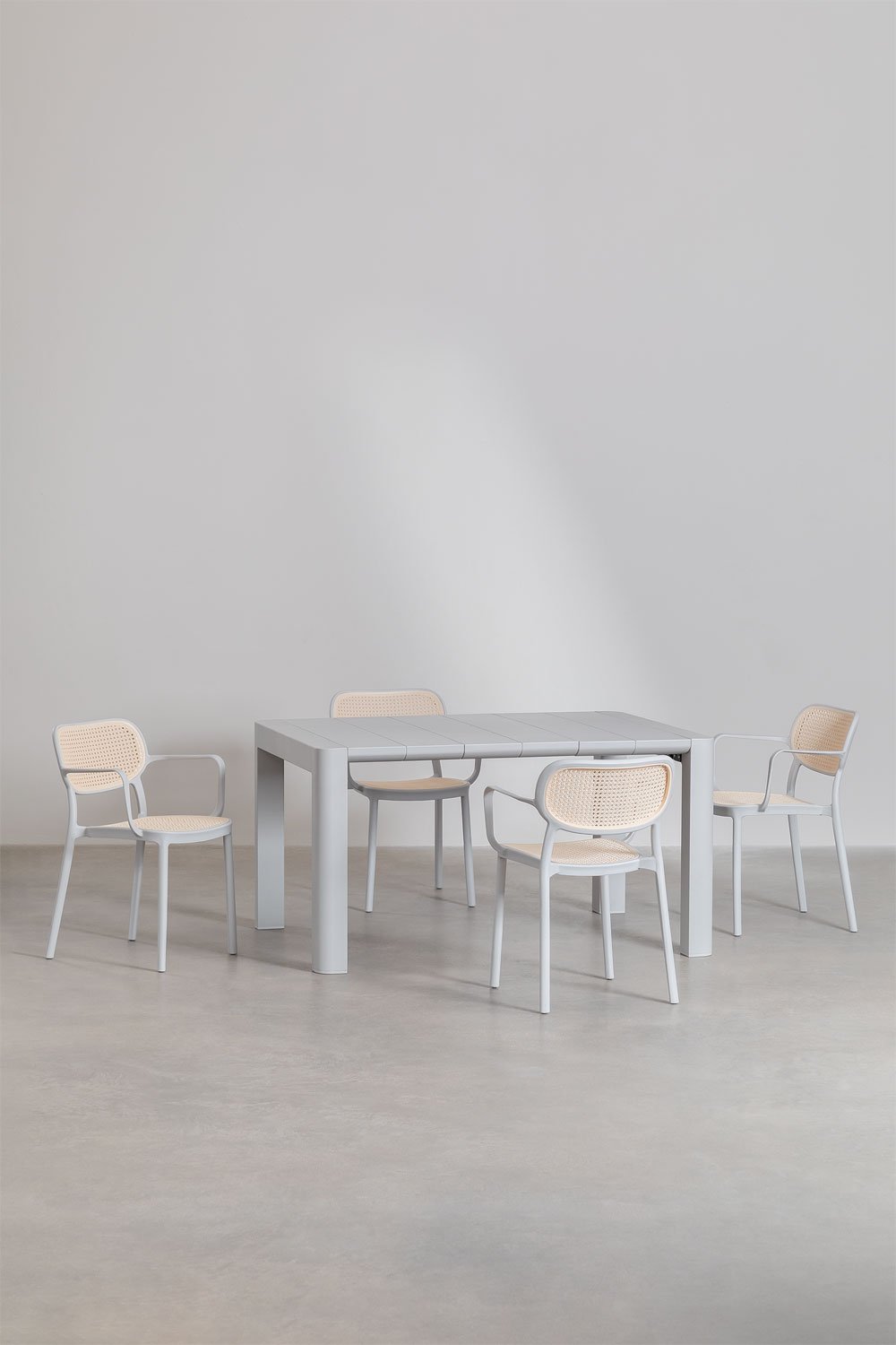 Arnadine-Set mit rechteckigem Tisch (140 x 100 cm) und 4 stapelbaren Esszimmerstühlen mit Omara-Armlehnen, Galeriebild 1