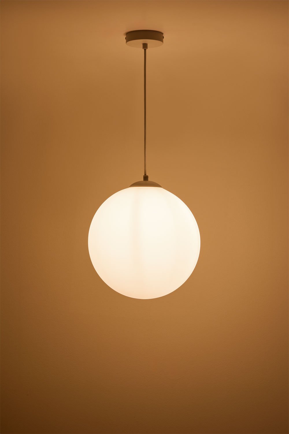Deckenleuchte aus Eisen mit Uvol-Glaskugel      , Galeriebild 2