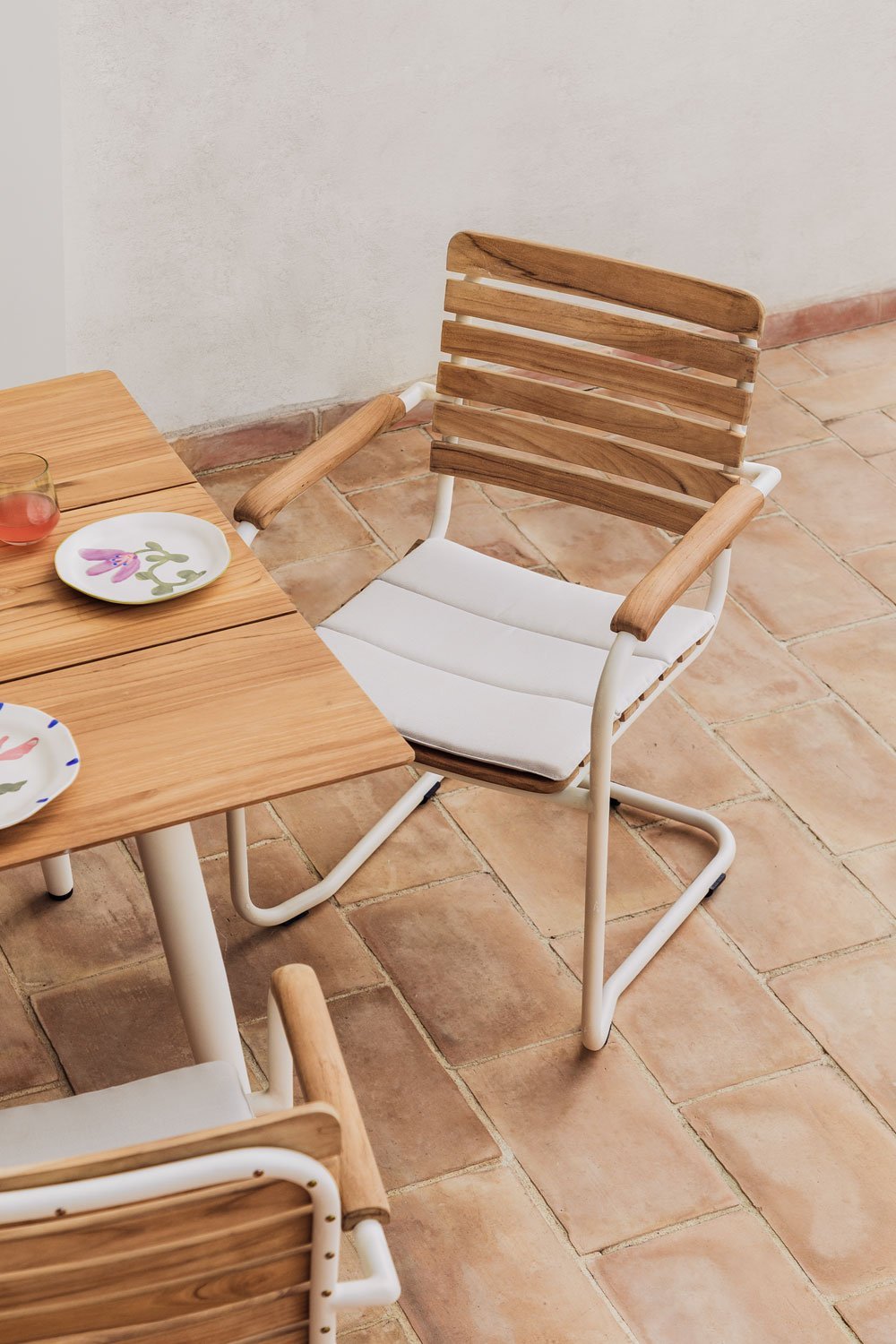 Packung mit 2 Gartenstühlen mit Armlehnen aus Teakholz und Aluminium Lowel, Galeriebild 1