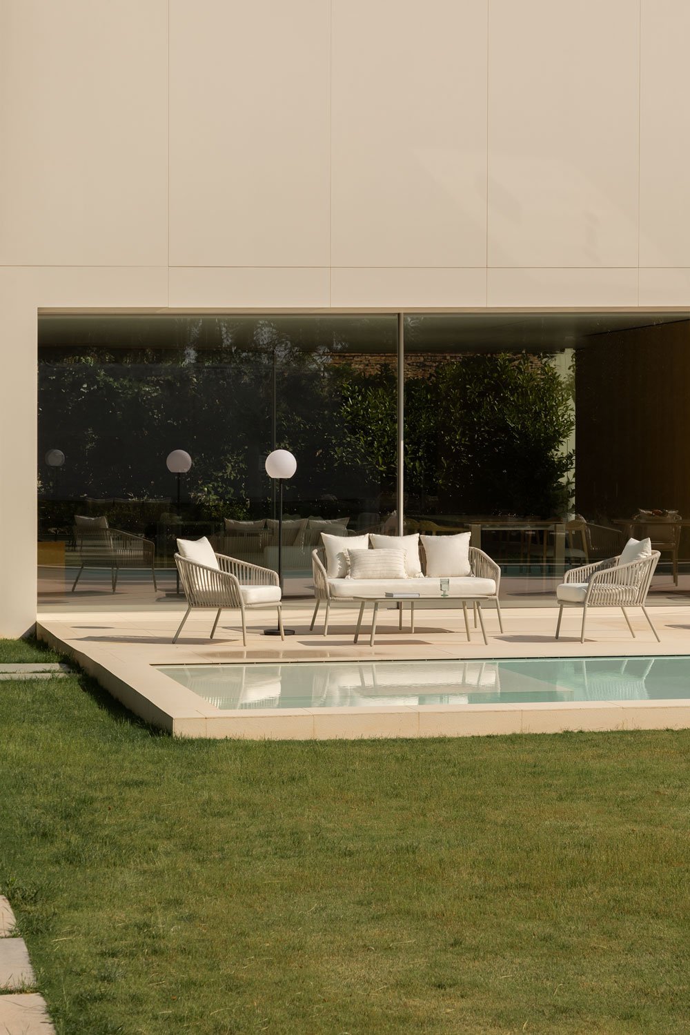 Gartenset mit 2-Sitzer-Sofa, 2 Sesseln und Couchtischen aus Aluminium und geflochtenem Seil Arhiza     , Galeriebild 1
